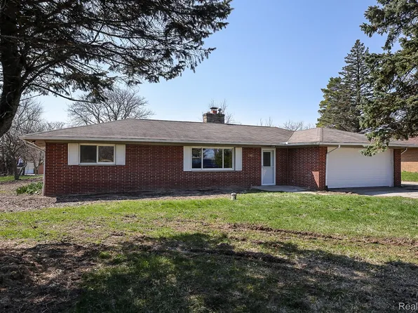 2462 Green Acres Dr, Grand Blanc, MI 48439