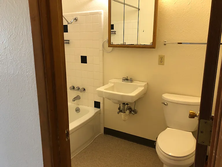 951 SW Church St #15 — Photo 7