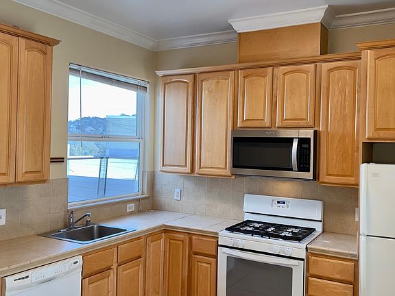 4th image of 28 Cole St APT 4
