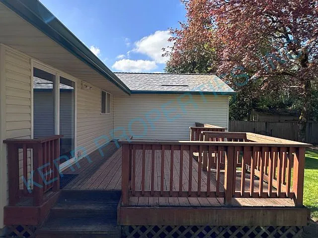 635 SE Juniper Ct E — Photo 20