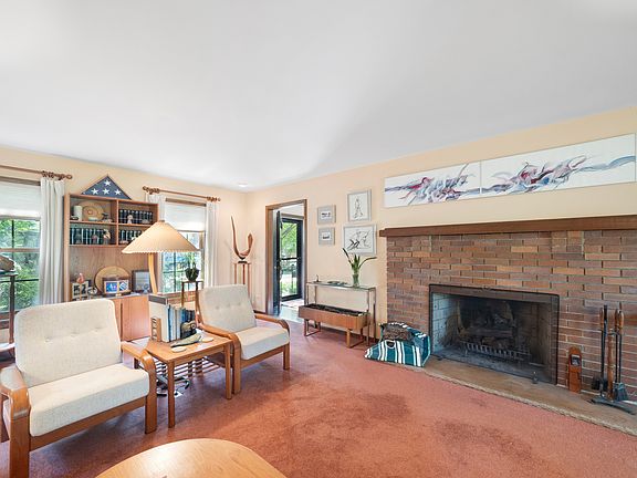3rd image of 912 Burnham Ct