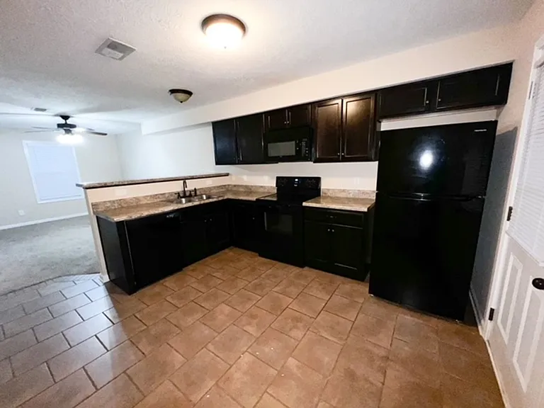 685 Oliver Loop #D — Photo 9
