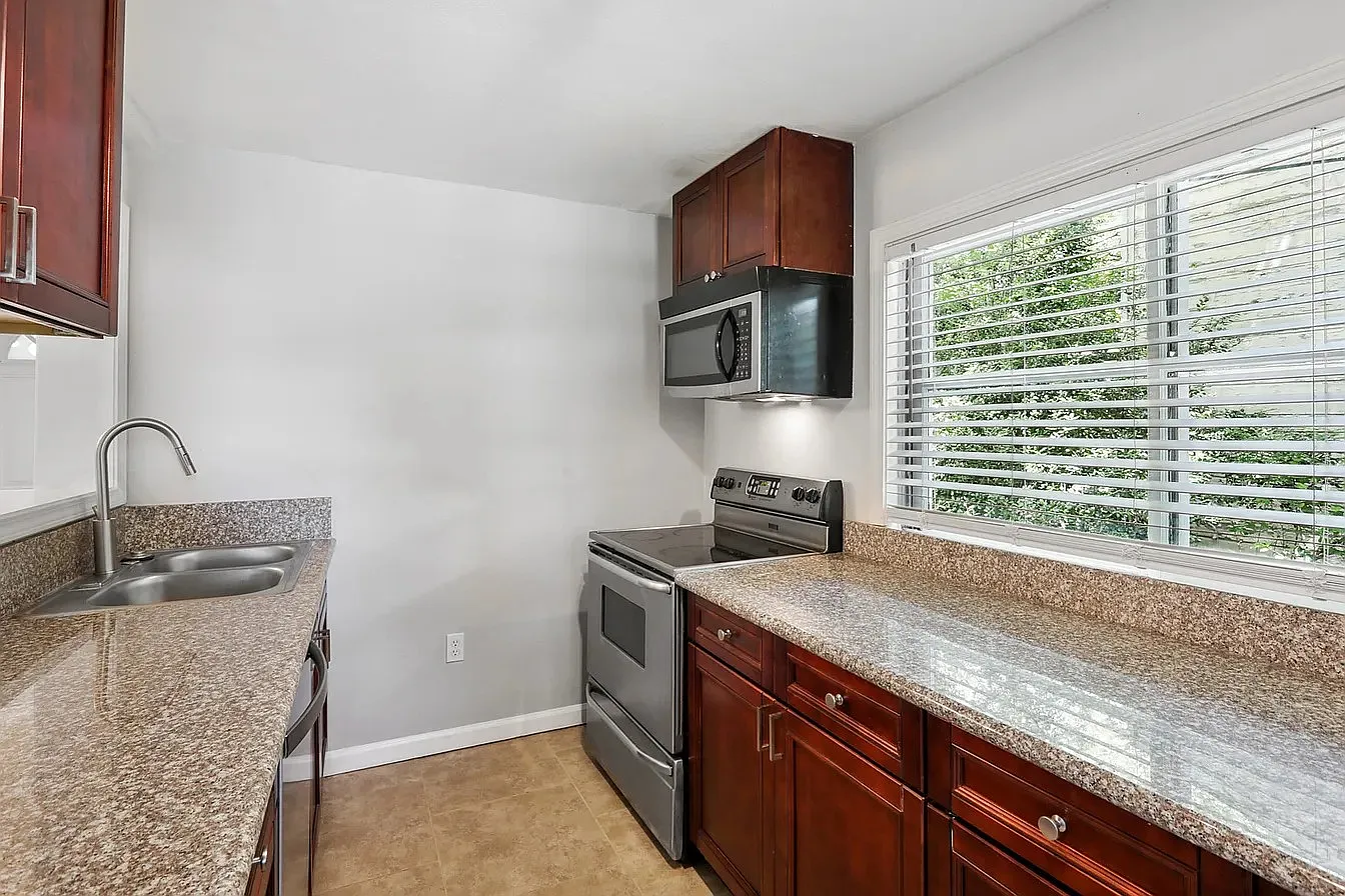 3 bed, 1993 sqft, $1,595 — Photo 3