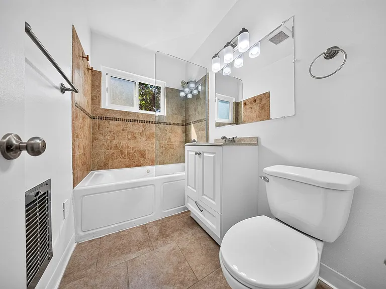 1412 W. 17th St — Photo 16