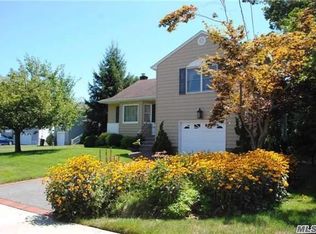 4048 Driscoll Ln, Seaford, NY 11783