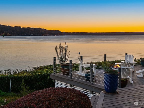 5th image of 3080 Point White Drive NE