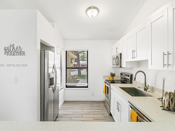 5th image of 1200 Hyacinth Pl