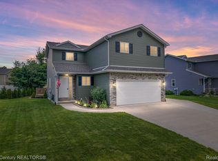 189 Fountain Park Dr, Waterford, MI 48327