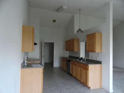 3rd image of 4865 Livingstone Ave