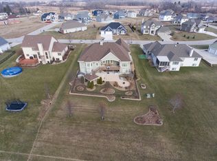 10385 S Willow Creek Dr, Oak Creek, WI 53154