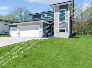 10009 Powell Ave, Johnston, IA 50131
