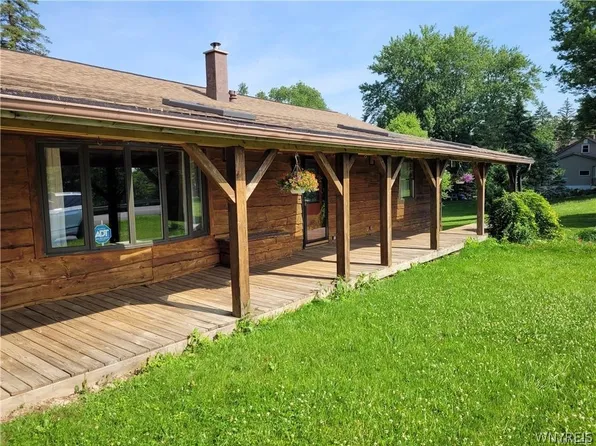 6122 Bear Ridge Rd, Lockport, NY 14094