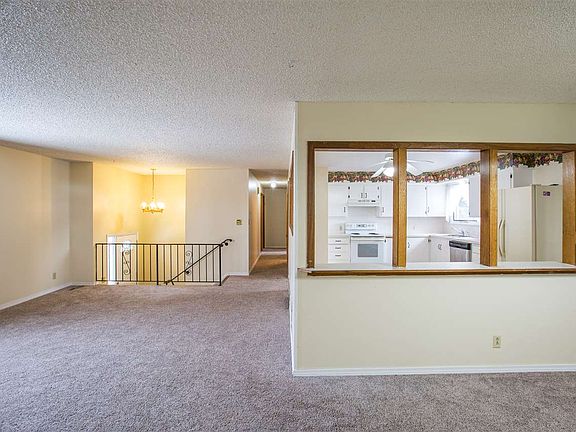 4th image of 13906 E Cataldo Ave
