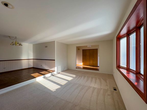 5th image of 1112 S Oakwood Dr
