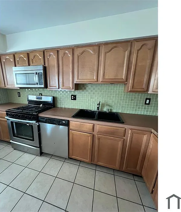 3 bed, 1.5 bath, $2,500 — Photo 3
