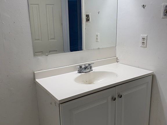 5th image of 421 Chavers St
