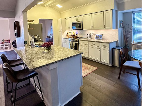 3rd image of 635 Goodwin Dr