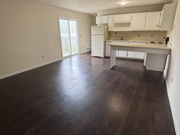 2nd image of 329 Boyd St APT 33