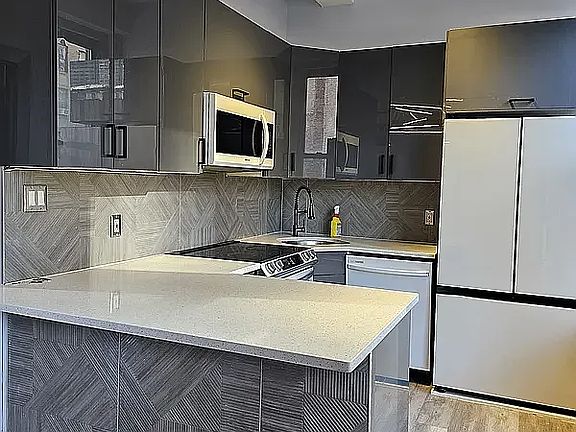 5th image of 214 W 30th St APT 6