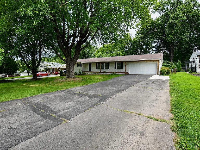 10936 Thornton Dr — Photo 2