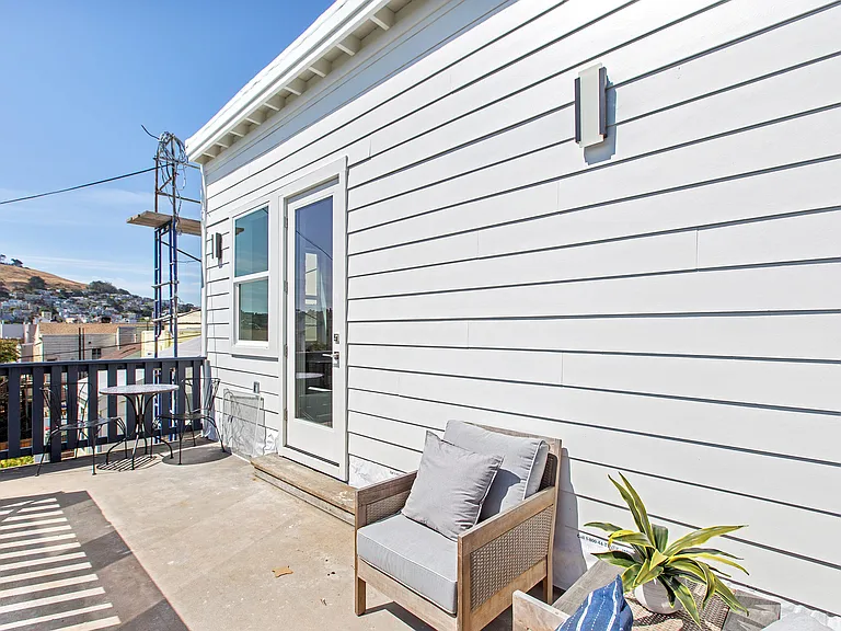 1329 S Van Ness Ave — Photo 50