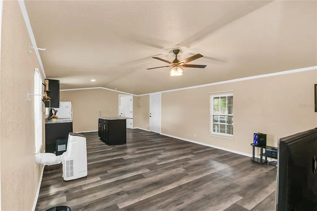 3 bed, 2.0 bath, 1216 sqft, $2,000 — Photo 4