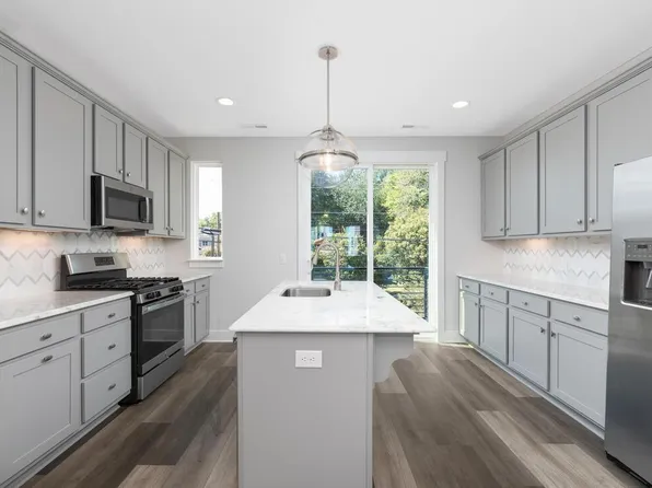 570 W End Dr, Charlotte, NC 28208