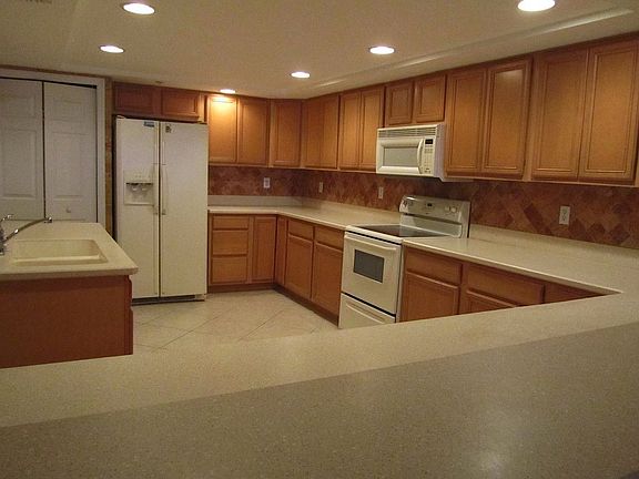 5th image of 8472 Ridgewood Ave Unit 403