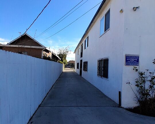 4th image of 849 W 73rd St
