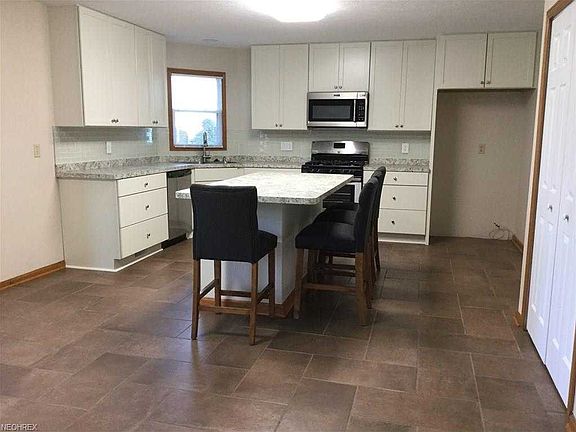 5th image of 39295 King Edward Ct