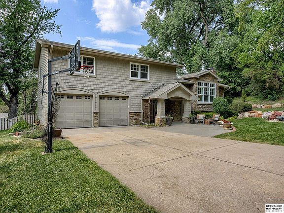 3rd image of 10336 Pinehurst Ave