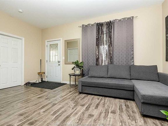 5th image of 824 Cataraqui St