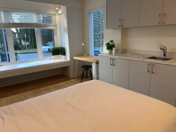 676 W 29th St, North Vancouver, BC V7N 2K2