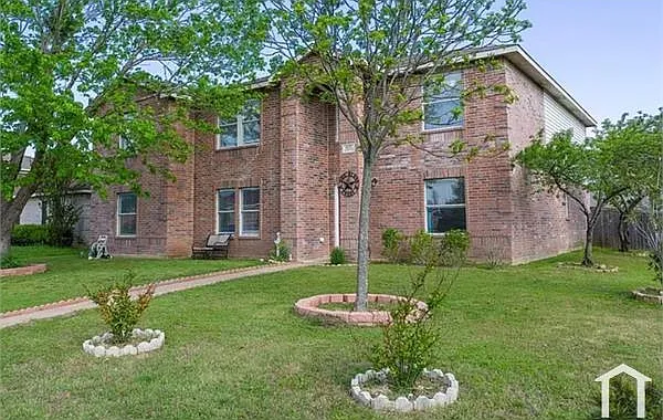 655 Pondview Dr — Photo 2