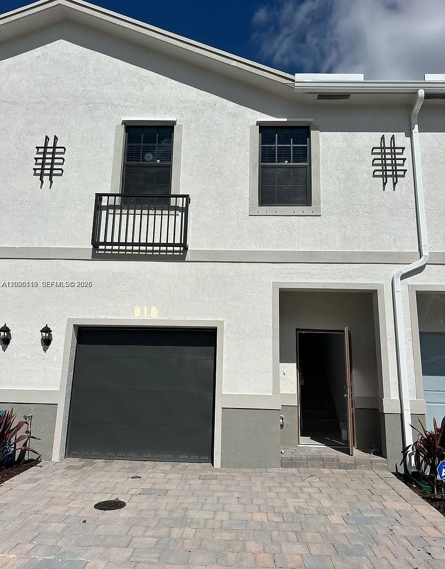 3 bed, 2.5 bath, $2,500 — Photo 1