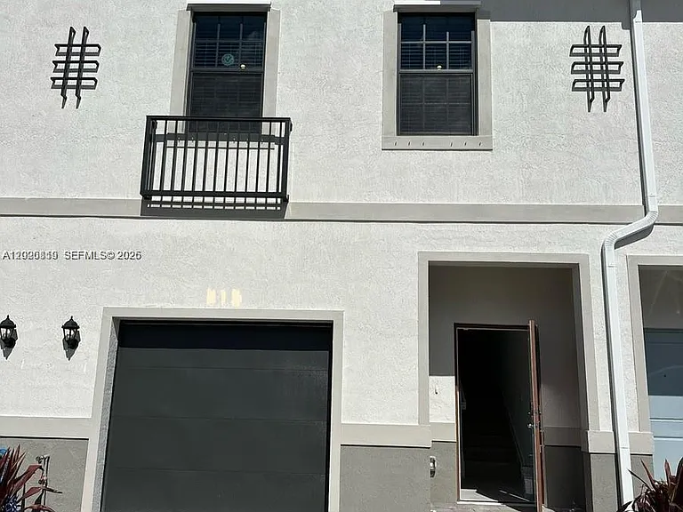 853 SW 12th St — Photo 1