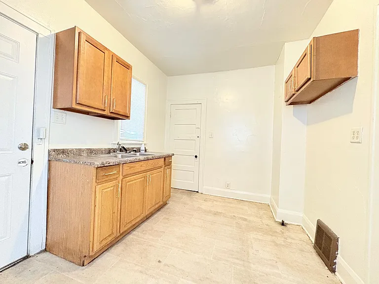 452 E Park St — Photo 3