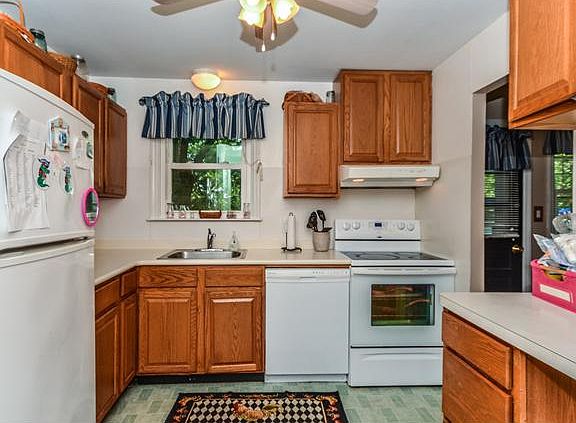 Updated kitchen w/ oak cabinets & white appliances