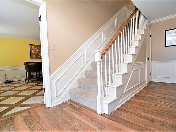 3rd image of 7861 Lakeshire Ct