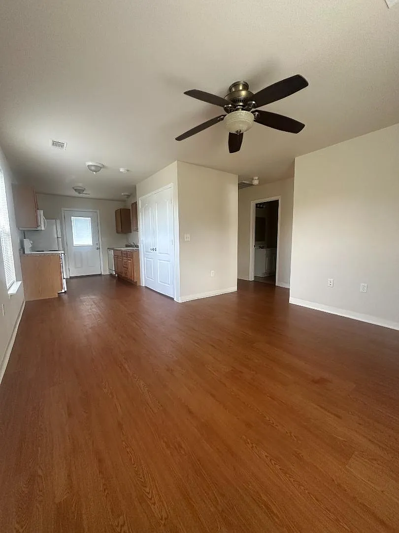 318 Whaley Ln — Photo 2