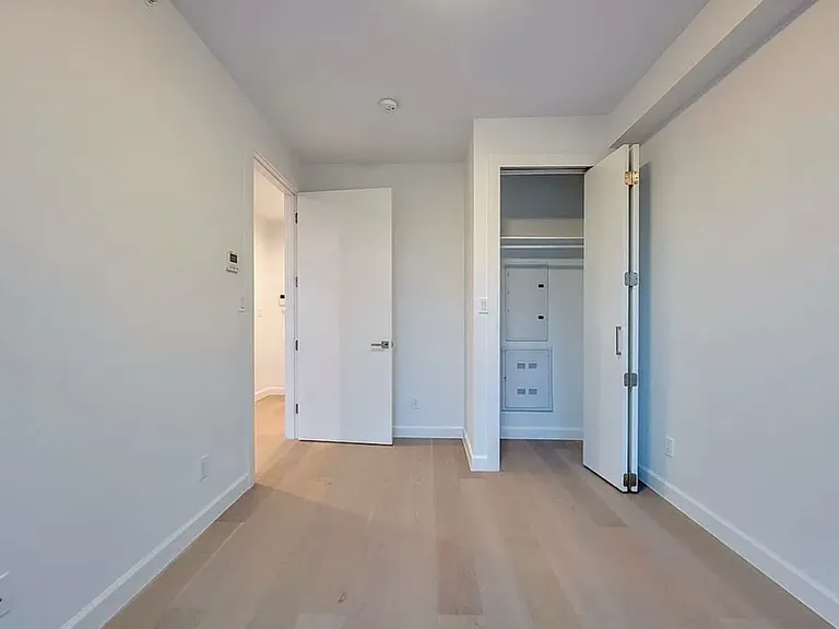 4244 Crescent St #5A — Photo 8
