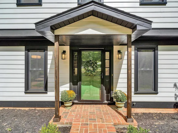 2825 Fairway Forest Dr, Salem, VA 24153
