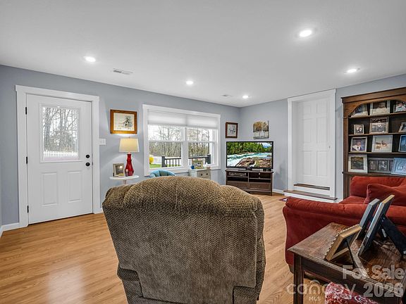 4th image of 1086 Carters Ridge Rd