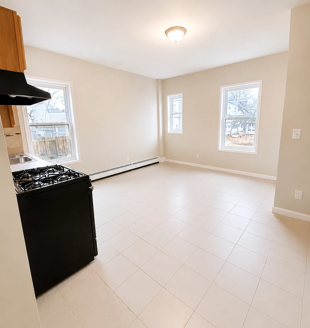 3 bed, 700 sqft, $2,150 — Photo 2