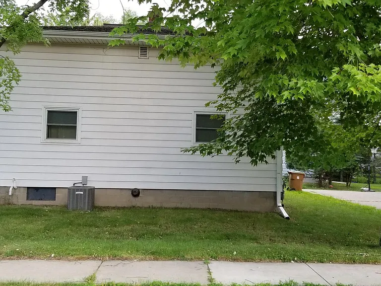 475 Clayton Ave — Photo 6