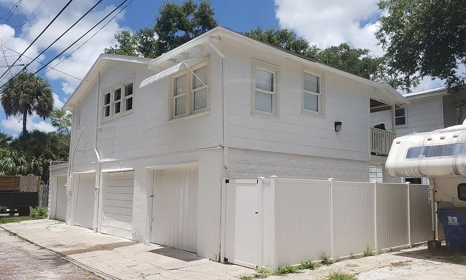 1st image of 326 1/2 6th Ave N #1
