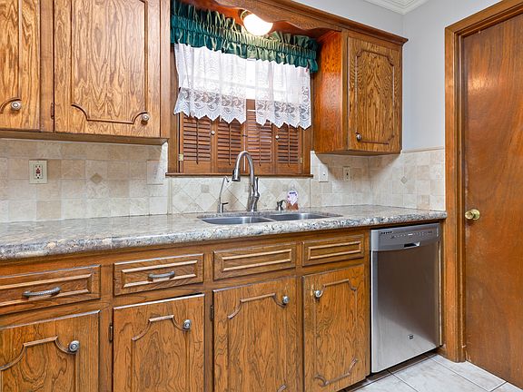 5th image of 504 Alonda Dr