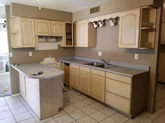 3rd image of 244 E Park Ave