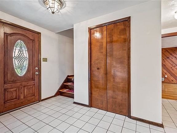 3rd image of 229 Londonderry Ct