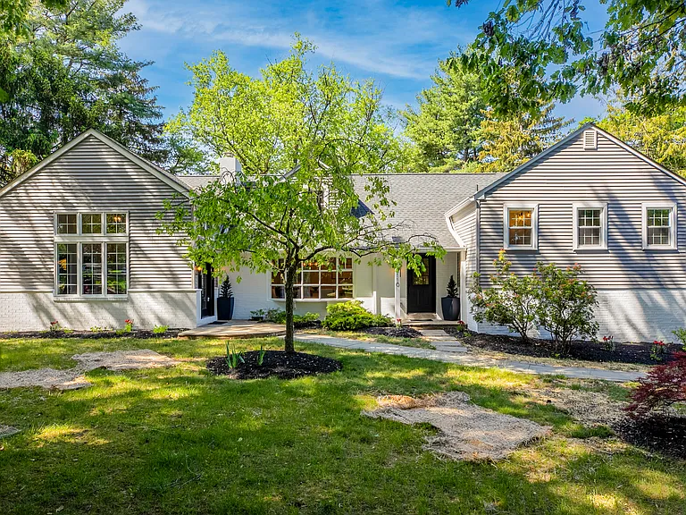 1110 W Valley Rd — Photo 84